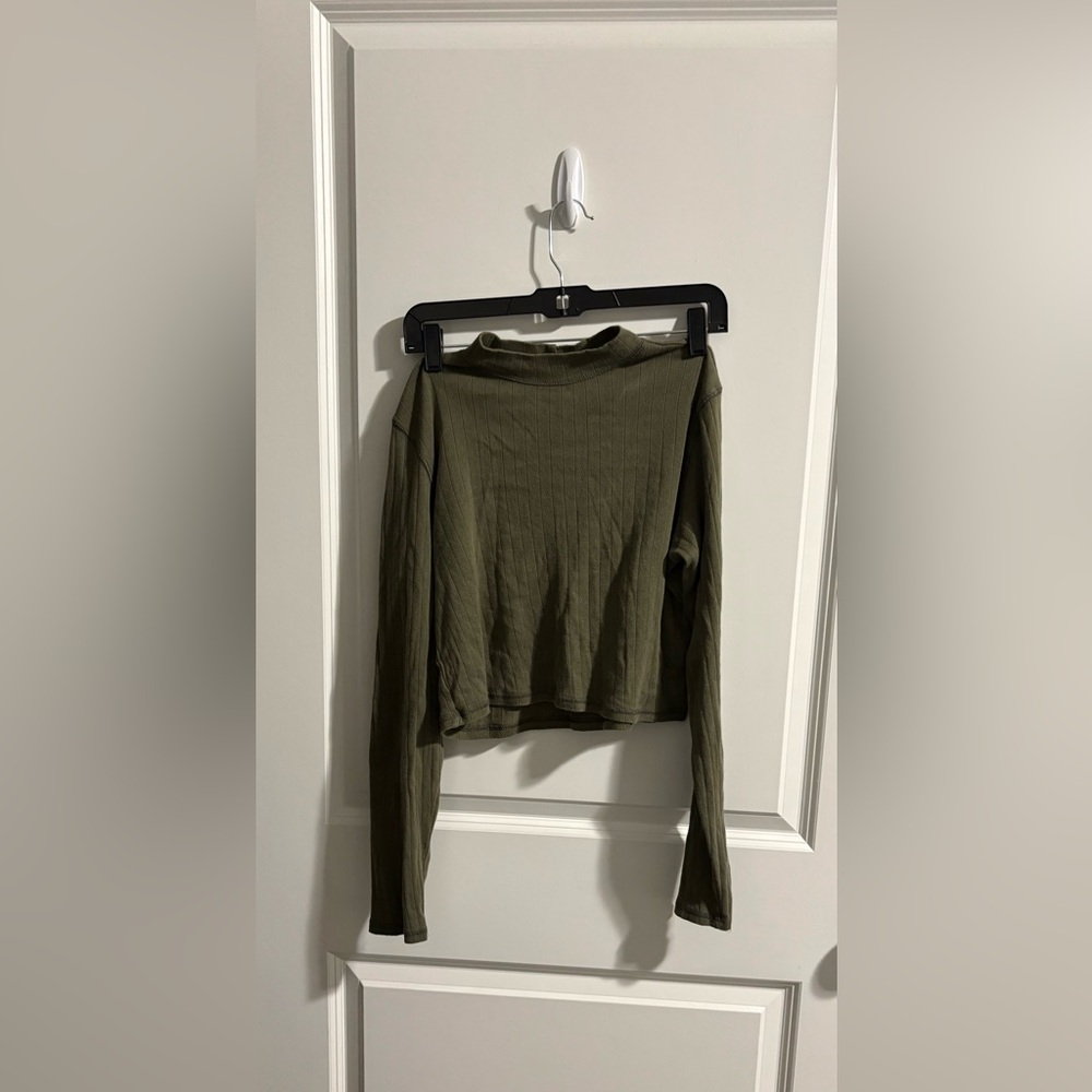 American Eagle Outfitters Olive cropped Long Sleeve Shirt